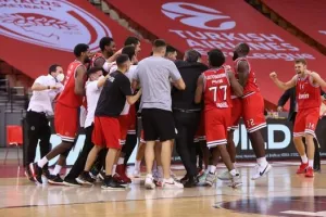 Ολυμπιακός: Ένα κουβάρι οι παίκτες πανηγύρισαν το τρίποντο νίκης του Χάρισον