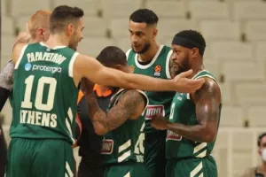 Πάτησαν παρκέ και ξεμούδιασαν οι παίκτες λίγο πριν το ματς με Μπαρτσελόνα