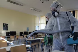 Σε καραντίνα 5.000 μαθητές, 300 τα κρούσματα στα σχολεία