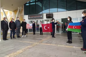 Υποδοχή με σημαίες, λουλούδια και... κοράνι