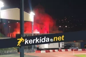 Χαμό έξω από το γήπεδο οι ΑΕΛίστες (φώτος/βίντεο) 
