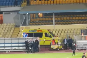 Απρόοπτο με οπαδό της ΑΕΛ, ευτυχώς... αχρείαστο το ασθενοφόρο