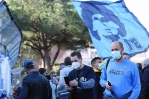 Θρήνος στη Νάπολι/Γέμισε αναμνηστικά το γήπεδο