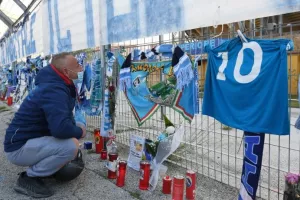 Θρήνος στη Νάπολι/Γέμισε αναμνηστικά το γήπεδο