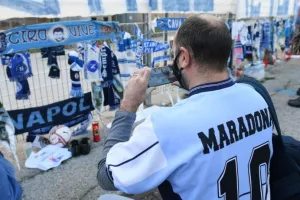 Θρήνος στη Νάπολι/Γέμισε αναμνηστικά το γήπεδο