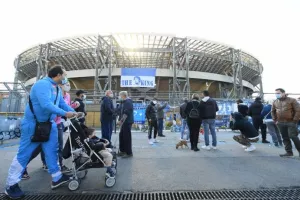 Θρήνος στη Νάπολι/Γέμισε αναμνηστικά το γήπεδο