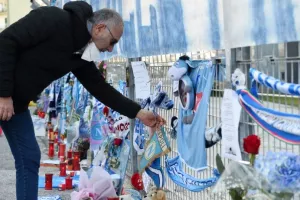 Θρήνος στη Νάπολι/Γέμισε αναμνηστικά το γήπεδο