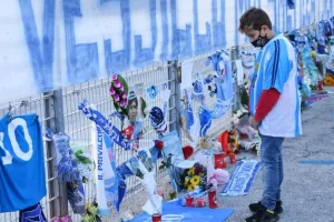 Θρήνος στη Νάπολι/Γέμισε αναμνηστικά το γήπεδο