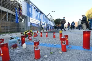 Θρήνος στη Νάπολι/Γέμισε αναμνηστικά το γήπεδο