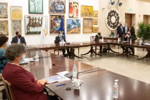 Βλέπει Υπουργούς και αποφασίζει νέα μέτρα ο Πρόεδρος