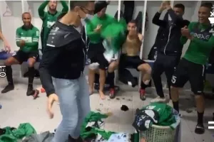 ΤΟΡΝΑΡΙΤΗΣ/ΒΙΝΤΕΟ: Τα... έσπασε στο αποδυτήριο με χορό!