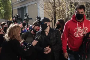 Στον εισαγγελέα με χειροπέδες ο Σφακιανάκης: "Ιδού ο εγκληματίας" είπε φτάνοντας (Φώτος)