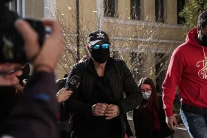Στον εισαγγελέα με χειροπέδες ο Σφακιανάκης: "Ιδού ο εγκληματίας" είπε φτάνοντας (Φώτος)
