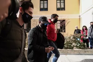 Στον εισαγγελέα με χειροπέδες ο Σφακιανάκης: "Ιδού ο εγκληματίας" είπε φτάνοντας (Φώτος)