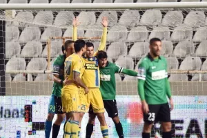 Ούτε τώρα το (κακό) ΑΠΟΕΛ, μαυροπράσινο... διπλό και 3η θέση! (φώτος)