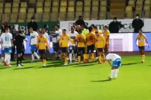 Ένταση και τρεις... μαζεμένες κίτρινες! (Φώτος)