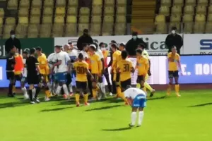 Ένταση και τρεις... μαζεμένες κίτρινες! (Φώτος)