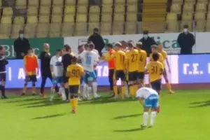 Ένταση και τρεις... μαζεμένες κίτρινες! (Φώτος)