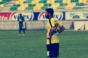 ΚΡΕΜΑΕΙ τα παπούτσια ο Ζαχαρίας