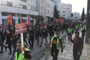 ΑΝΤΙΔΡΑΣΕΙΣ από πλήθος Τουρκοκυπρίων για την παρουσία του ερτογάν
