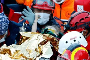 Σεισμός-Σμύρνη/4χρονη βγήκε ζωντανή 91 ώρες μετά από τα συντρίμμια!