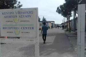 Επεισόδια στην Κοφίνου/Θετικοί στον COVID-19 αρνούνταν να μετακινηθούν