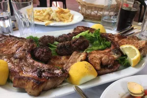 Ύποπτη σύναξη...