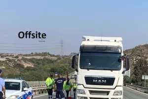 (ΒΙΝΤΕΟΣ/ΦΩΤΟΣ) Στήθηκαν τα μπλόκα, ξεκίνησε ελέγχους η Αστυνομία