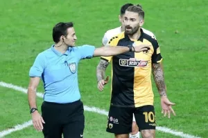 Εκνευρισμός στην ΑΕΚ για τη διαιτησία