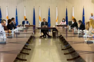 ΡΕΠΟΡΤΑΖ offsite/Τα 3 σενάρια για τα νέα μέτρα - Αγωνία για την αποψινή σύσκεψη