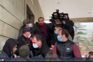ENTAΣΗ στα γραφεία της ομοσπονδίας μετά την ήττα...