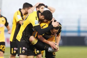 Το φιλί του Σιμόες στο παπούτσι για το φοβερό γκολ που σημείωσε (φώτος)