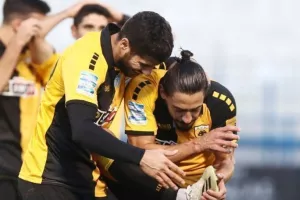 Το φιλί του Σιμόες στο παπούτσι για το φοβερό γκολ που σημείωσε (φώτος)