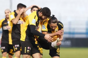 Το φιλί του Σιμόες στο παπούτσι για το φοβερό γκολ που σημείωσε (φώτος)
