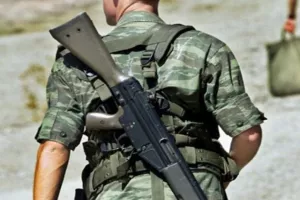 Συναγερμός στην EΦ/Κουκουλοφόροι απείλησαν στρατιώτη