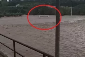 (BINTEO) Ποδοσφαιρικό γήπεδο στην Κρήτη έγινε... πισίνα!