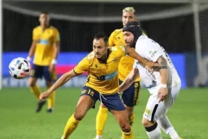 Torres Jr/Επίσκεψη στην μπουτίκ της ΑΕΛ