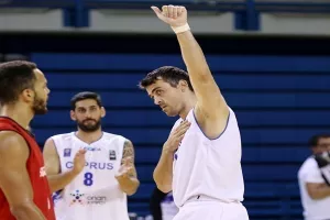 "Προσκύνησαν στην Λευκωσία/Θυμούνται ακόμα το καρφωματάκι και την τριποντάρα από την γωνία"