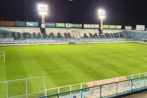 Μαραντόνα: Όλα τα γήπεδα στην Αργεντινή φωτίστηκαν στις 10 στην μνήμη του Ντιέγκο (φώτος)