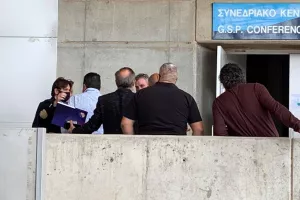 (Φώτος kerkida) Η άφιξη των παραγόντων στην Έκτακτη Γ.Σ