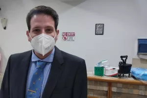 Αυτός είναι ο πρώτος που εμβολιάστηκε στην Κύπρο/Δήλωση