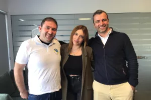 ΕΡΧΕΤΑΙ...
