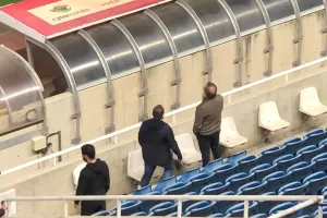 Περιμένουν οι διοικούντες του ΑΠΟΕΛ...
