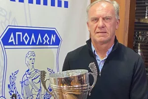 Πήγε στα γραφεία και σήκωσε το τρόπαιο (φώτος)