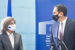 Υπουργός για τα εμβόλια: "H αρχή του τέλους, αλλά όχι το τέλος"