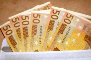 300 ευρώ/VAR