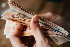Τι γίνεται με μισθούς και συντάξεις μετά το ΟΧΙ στον προϋπολογισμό