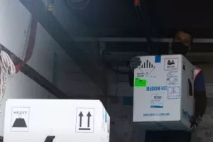 Φωτογραφίες από την παραλαβή των εμβολίων