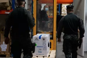 Φωτογραφίες από την παραλαβή των εμβολίων
