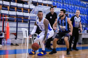 "Κολλημένος" με την κορυφή ο Απόλλωνας